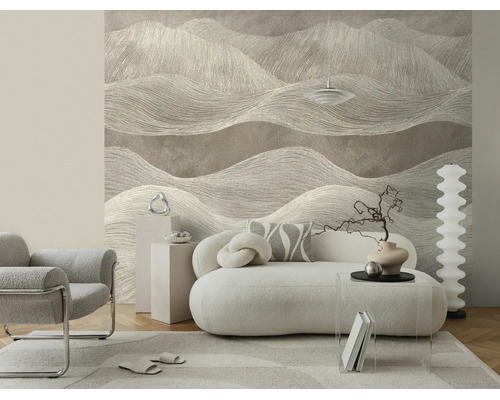 Fotobehang met een groot golfpatroon en fijne lijnstructuur in een modern ingerichte woonkamer met een witte bank.