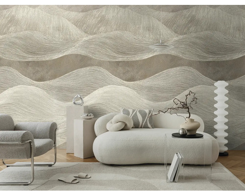 Moderne woonkamer met behang met een golvend patroon in neutrale tinten, een witte bank en een grijze fauteuil voor een lichte sfeer.