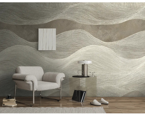 Gestructureerd behang met groot golfpatroon in een modern ingerichte kamer met lichte fauteuil, glazen tafel en houten vloer.