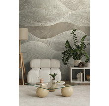 Fotorealistisch fotobehang met een golvend, abstract lijnenpatroon in een moderne woonkamer met een witte modulaire stoel en glazen tafel.