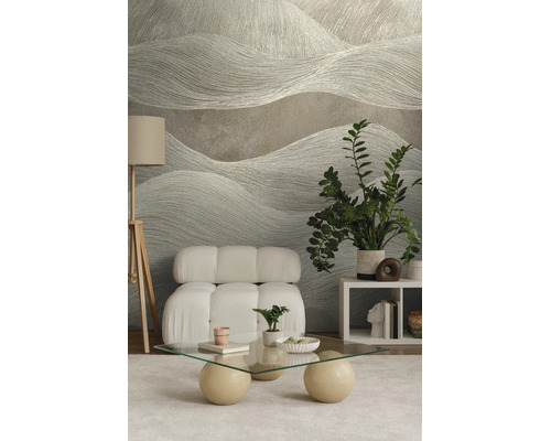 Fotorealistisch fotobehang met een golvend, abstract lijnenpatroon in een moderne woonkamer met een witte modulaire stoel en glazen tafel.