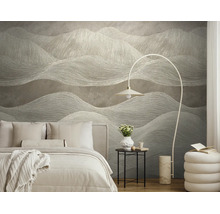 Moderne slaapkamer met fotobehang met een gestructureerd golfpatroon. Inclusief bed, gebogen vloerlamp en bijzettafel.