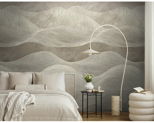 Moderne slaapkamer met fotobehang met een gestructureerd golfpatroon. Inclusief bed, gebogen vloerlamp en bijzettafel.