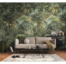 Fotobehang met jungle-motief, tropische bladeren, woonkamer met grijze bank en zwarte salontafel.