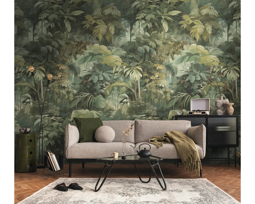 Fotobehang met jungle-motief, tropische bladeren, woonkamer met grijze bank en zwarte salontafel.