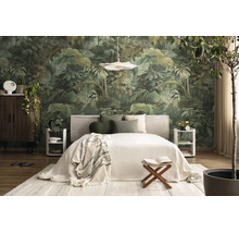 Moderne slaapkamer met fotobehang in jungle-stijl, licht tweepersoonsbed, houten kast, tapijt en kamerplanten.