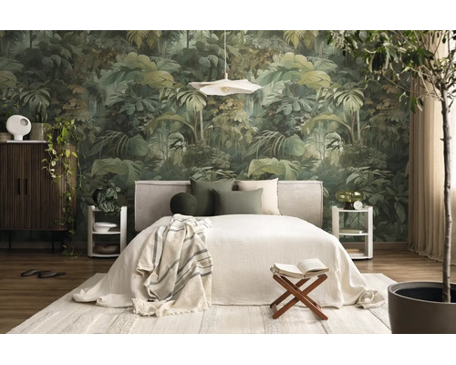Moderne slaapkamer met fotobehang in jungle-stijl, licht tweepersoonsbed, houten kast, tapijt en kamerplanten.