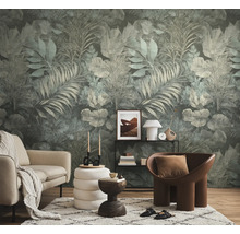 Behang met een groot botanisch patroon van palmbladeren en tropische bladeren in een modern ingerichte woonkamer.