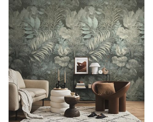 Behang met een groot botanisch patroon van palmbladeren en tropische bladeren in een modern ingerichte woonkamer.