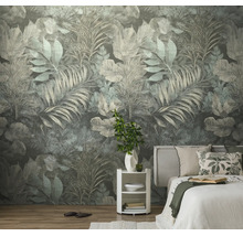 Vliesbehang met tropisch bladpatroon van varens en palmbladeren in een modern ingerichte slaapkamer.