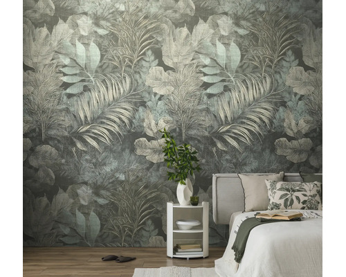 Vliesbehang met tropisch bladpatroon van varens en palmbladeren in een modern ingerichte slaapkamer.