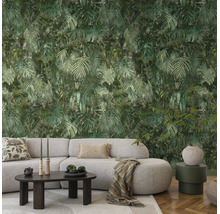 Vliesbehang met jungle-motief, monstera- en palmbladeren in een modern ingerichte woonkamer met geweven bank en houten tafel.