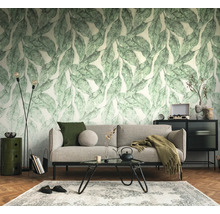 Vliesbehang met bladpatroon in een modern ingerichte woonkamer met bank, salontafel en visgraatparket.
