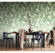 Licht ingerichte eetkamer met behang in botanisch bladontwerp, een houten tafel met zwarte poten en diverse houten stoelen.