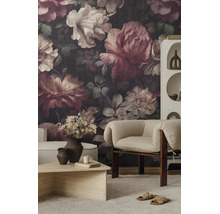 Fotobehang met groot floraal pioenroospatroon in vintagestijl in een modern ingerichte kamer met fauteuil en salontafel.