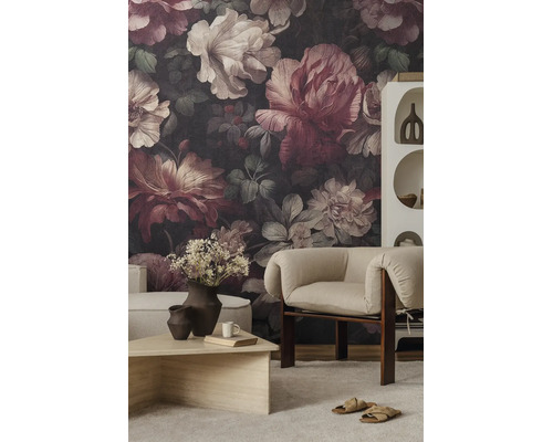 Fotobehang met groot floraal pioenroospatroon in vintagestijl in een modern ingerichte kamer met fauteuil en salontafel.