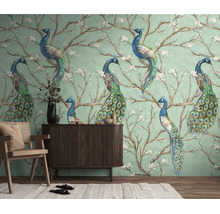 Behang met pauwen en witte bloesems op takken in een woonkamer met dressoir en houten stoel.