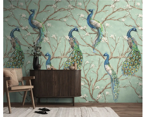 Behang met pauwen en witte bloesems op takken in een woonkamer met dressoir en houten stoel.