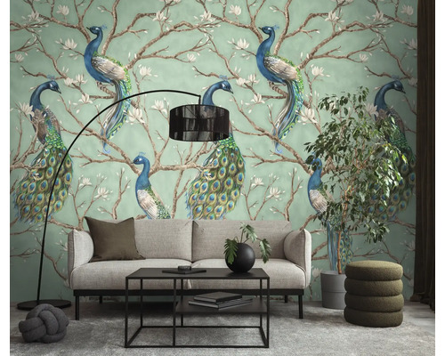Lichte woonkamer met decoratief behang met pauwen op bloesemtakken, bank, salontafel en booglamp.