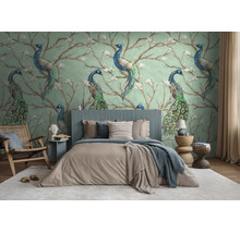 Fotobehang met pauwen en magnolia-takken in een modern ingerichte slaapkamer met een grijs gestoffeerd bed en houten meubels.