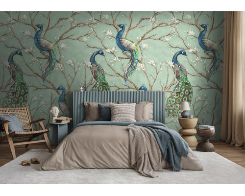 Fotobehang met pauwen en magnolia-takken in een modern ingerichte slaapkamer met een grijs gestoffeerd bed en houten meubels.