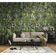 Moderne woonkamer met groen kruidenbehang, grijze bank, zwarte metalen salontafel en visgraatparket.