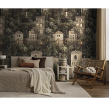 Slaapkamer met mediterraan vliesbehang, motief met villa's en palmbomen, comfortabel bed en geweven houten stoel.