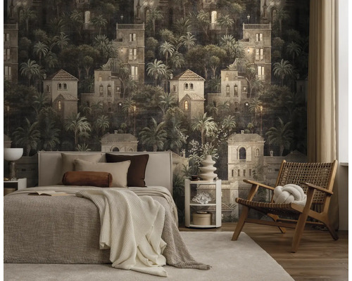 Slaapkamer met mediterraan vliesbehang, motief met villa's en palmbomen, comfortabel bed en geweven houten stoel.