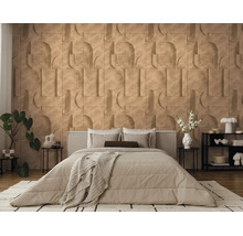 Slaapkamer met gestructureerde 3D-wandpanelen in geometrisch ontwerp achter een groot bed met beige beddengoed.