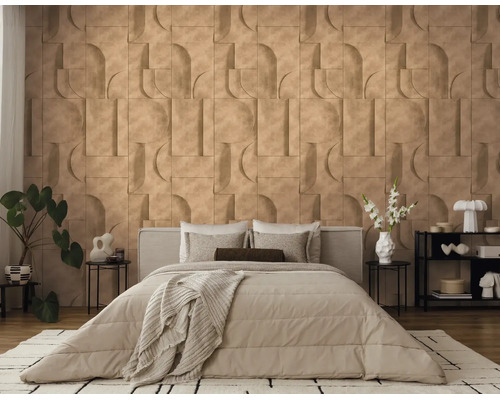 Slaapkamer met gestructureerde 3D-wandpanelen in geometrisch ontwerp achter een groot bed met beige beddengoed.