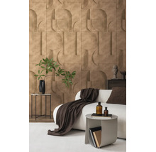 3D wandpanelen met betonlook en geometrisch reliëf in een modern ingerichte woonkamer met bank en plant.