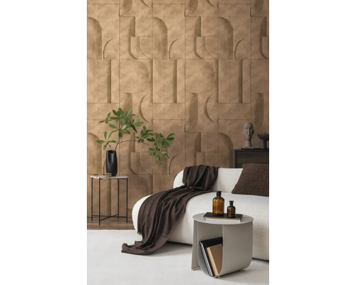 3D wandpanelen met betonlook en geometrisch reliëf in een modern ingerichte woonkamer met bank en plant.