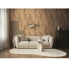 Moderne woonkamer met gestructureerd behang in geometrisch design, lichte gestoffeerde bank, vloerkleed en een hanglamp in bladvorm.