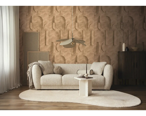 Moderne woonkamer met gestructureerd behang in geometrisch design, lichte gestoffeerde bank, vloerkleed en een hanglamp in bladvorm.