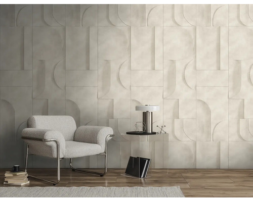 Lichte kamer met een gestructureerde 3D-wand in steenlook, geometrisch reliëf, een lichte fauteuil en een houten vloer.