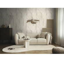 Moderne woonkamer met gestructureerde geometrische wandpanelen, stoffen bank, sculpturale hanglamp en organisch gevormd vloerkleed.
