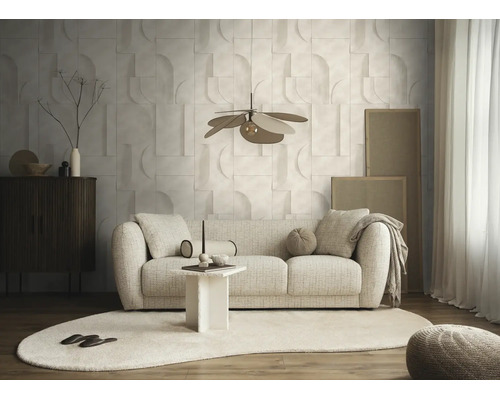 Moderne woonkamer met gestructureerde geometrische wandpanelen, stoffen bank, sculpturale hanglamp en organisch gevormd vloerkleed.