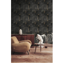 Vliesbehang met 3D-effect in steenlook in een moderne woonkamer met fauteuil en houten meubels op visgraatparket.