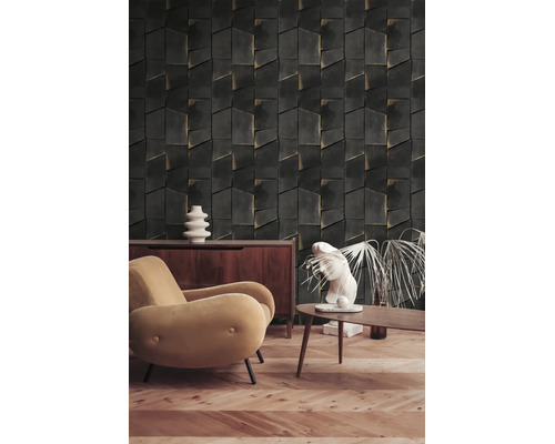 Vliesbehang met 3D-effect in steenlook in een moderne woonkamer met fauteuil en houten meubels op visgraatparket.