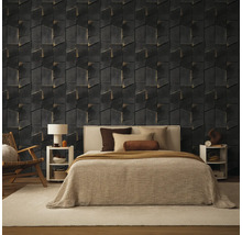 Moderne slaapkamer met vliesbehang in industriële stijl, donker geometrisch 3D-patroon, beige beddengoed en meubels.