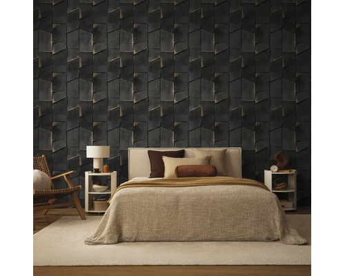 Moderne slaapkamer met vliesbehang in industriële stijl, donker geometrisch 3D-patroon, beige beddengoed en meubels.