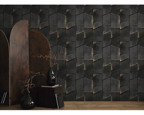 Vliesbehang met geometrisch 3D-steenpatroon in antraciet en goud in een moderne woonkamer met kamerscherm en donkere decoratie.