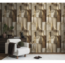 Fotobehang met 3D-effect en geometrisch reliëfpatroon in beige- en bruintinten in een modern ingerichte woonkamer met fauteuil.