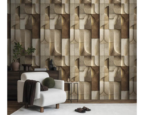 Fotobehang met 3D-effect en geometrisch reliëfpatroon in beige- en bruintinten in een modern ingerichte woonkamer met fauteuil.