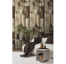 Moderne woonkamer met vliesbehang met 3D-geometrisch steeneffect, witte bank en decoratieve bijzettafels.