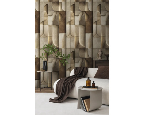 Moderne woonkamer met vliesbehang met 3D-geometrisch steeneffect, witte bank en decoratieve bijzettafels.