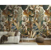 Fotobehang met groot gestileerd blader- en bloemenpatroon met houtlook achter een witte bank in een woonkamer.