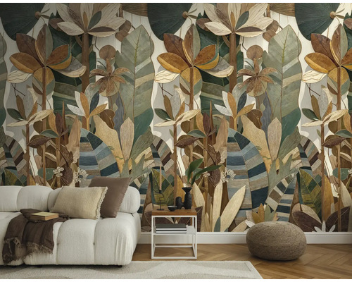 Fotobehang met groot gestileerd blader- en bloemenpatroon met houtlook achter een witte bank in een woonkamer.