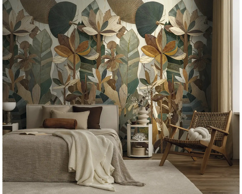 Fotobehang met abstract blad- en bloemenpatroon in natuurtinten in een modern ingerichte slaapkamer met gestoffeerd bed en houten stoel.
