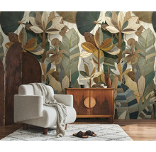 Moderne woonkamer met botanisch behang in tropisch design, lichte fauteuil met plaid, houten dressoir en een licht tapijt.